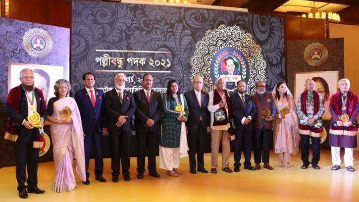 আট বি‌শিষ্ট ব‌্যক্তি‌কে জাতীয় পা‌র্টির পল্লীবন্ধু পদক প্রদান