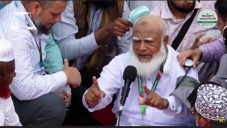 অসুস্থ হয়েও মঞ্চে বসেই বক্তব্য দিলেন জামায়াত আমির