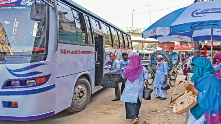 চট্টগ্রামে স্কুল শিক্ষককে ফেলে দেওয়া হলো  বাস থেকে 