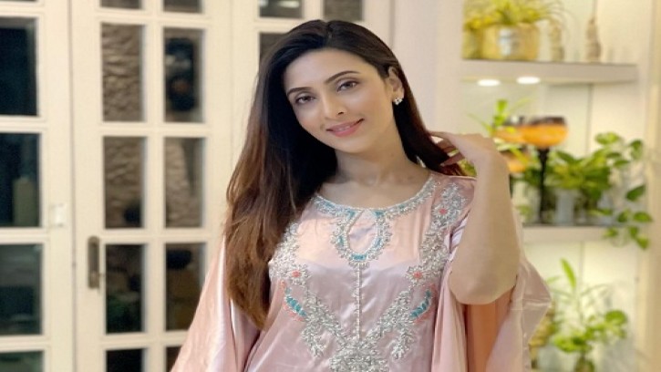 হবু স্বামীকে রেখে যুক্তরাষ্ট্রে যাচ্ছেন অভিনেত্রী মিম