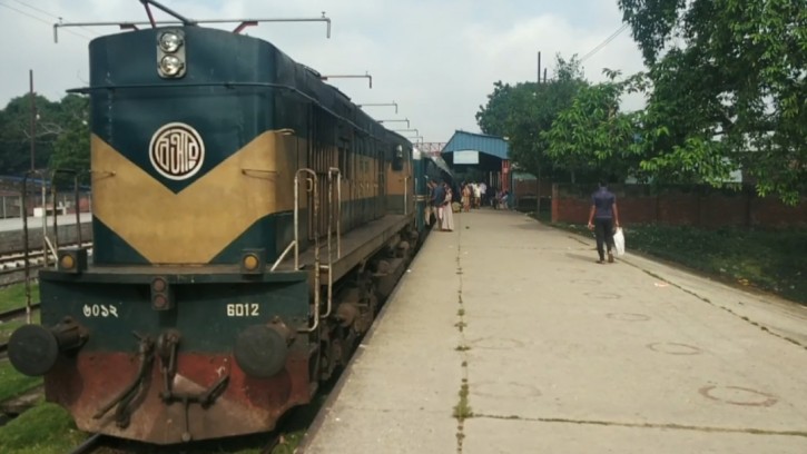 করোনাকালে বন্ধ ট্রেন চালু না হওয়ায়  ভোগান্তিতে  চাঁপাইনবাবগঞ্জবাসী