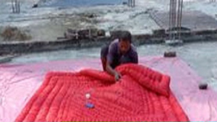 পাইকগাছায় লেপ-তোষক রৈরিতে ব্যস্ত কারিগররা