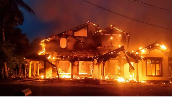 শ্রীলঙ্কায় ৩৩ এমপির বাড়িতে বিক্ষোভের আগুন