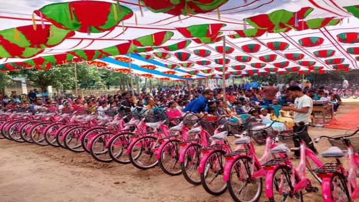 গোবিন্দগঞ্জে ক্ষুদ্র নৃ-গোষ্ঠী শিক্ষার্থীদের মাঝে বাইসাইেকেল ও শিক্ষাবৃত্তি বিতরণ
