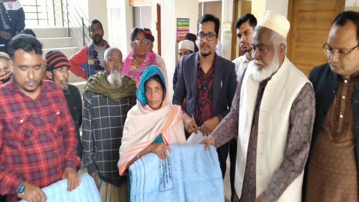 পিরোজপুর সদর উপজেলায় শীতার্ত মানুষের মাঝে কম্বল বিতরণ