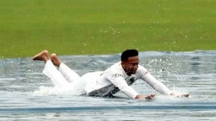বৃষ্টিভেজা মাঠে সাকিবের দুরন্তপনা