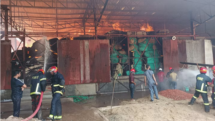 সীতাকুণ্ডে তুলার গুদামের আগুন আংশিক নিয়ন্ত্রণে