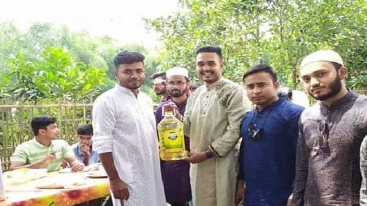 বন্ধুর বিয়েতে সয়াবিন তেল উপহার! ছবি ভাইরাল