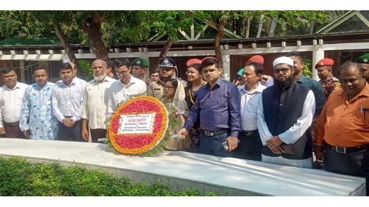 টুঙ্গিপাড়ায় গণহত্যা দিবস পালিত: বঙ্গবন্ধুর সমাধিতে শ্রদ্ধা