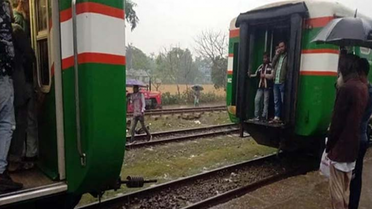  চলন্ত ট্রেন হলো দুইভাগ