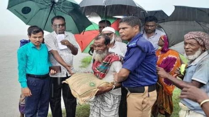 গাইবান্ধায় বানভাসি মানুষের মাঝে ইউএনও‘র খাবার বিতরণ