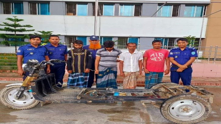 গোবিন্দগঞ্জে ছিনতাইকৃত ইজিবাইকের বডিসহ ৪ জন গ্রেফতার