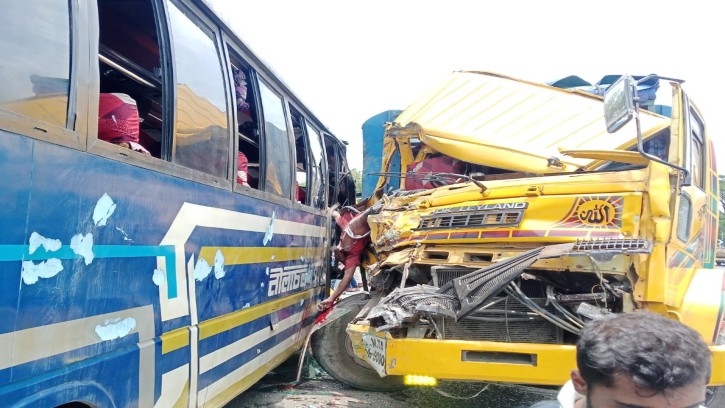 ঢাকা-আরিচা মহাসড়কে ট্রাক-বাসের সংঘর্ষে চালক নিহত