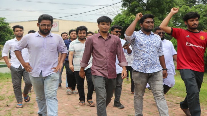 স্থায়ী ক্যাম্পাস বহালের দাবিতে মানারাত শিক্ষার্থীদের মিছিল