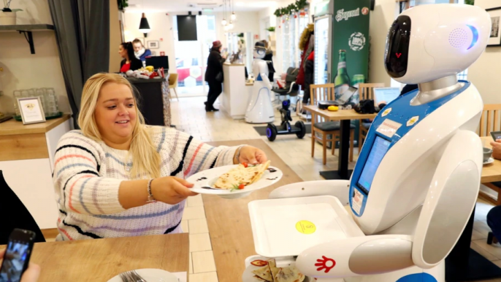 রেস্তোরাঁর ওয়েটার যখন রোবট