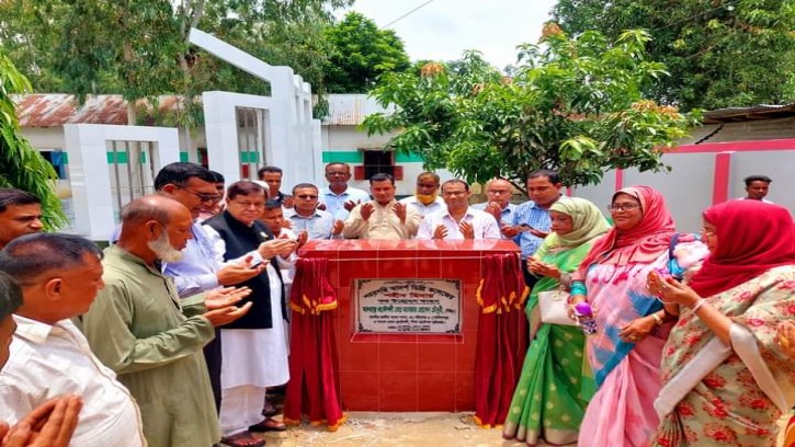 উন্নয়নে ধারা অব্যাহত রাখতে নৌকায় ভোট দিন: মনোয়ার হোসেন এমপি
