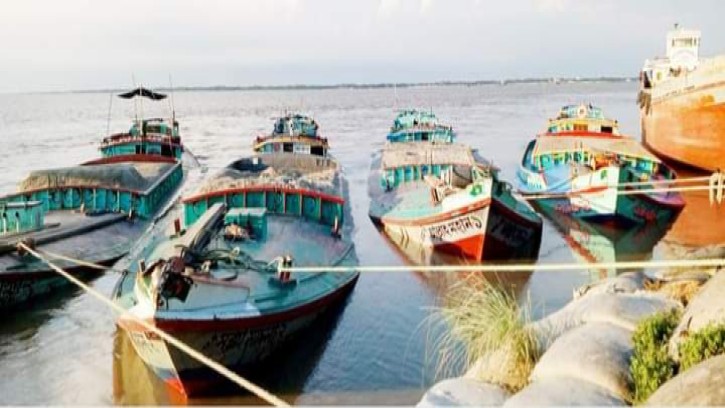 দৌলত‌দিয়ার পদ্মায় ১২ বালুবাহী বাল্ক‌হেড আটক