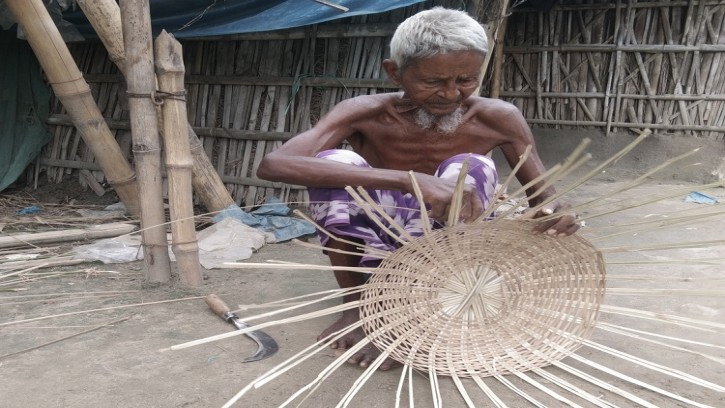 ডালি বোনা আয়ের ৫০ টাকায় সংসার চালান ৯০ বছরের তোবজুল