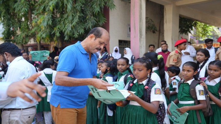 ঢাকার বিভিন্ন স্কুলে 'মশার কামড় ক্ষতিকর' কার্টুন বই বিতরণ