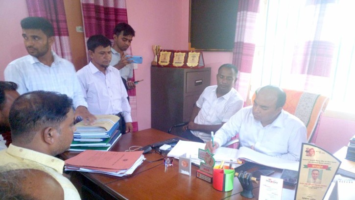 পলাশবাড়ীতে বিভিন্ন শিক্ষা প্রতিষ্ঠান পরিদর্শন করেন ইউএনও কামরুল হাসান