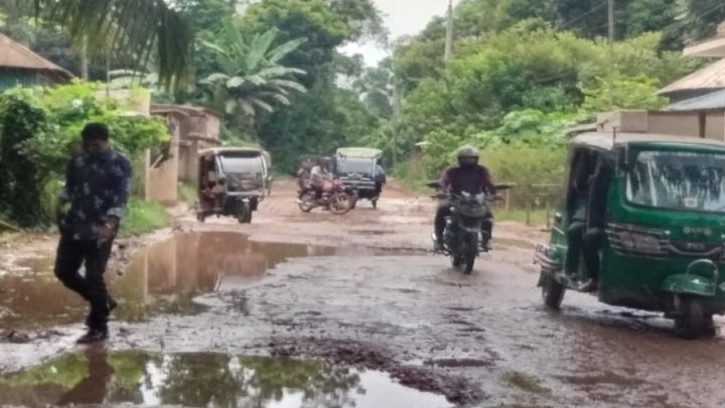 মানিকগঞ্জে বেউথা-আন্ধার মানিক সড়কের বেহাল দশা!