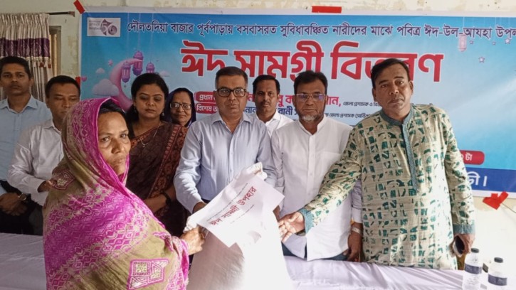 দৌলতদিয়ায় অসহায় নারীদের মাঝে ঈদ উপহার বিতরণ