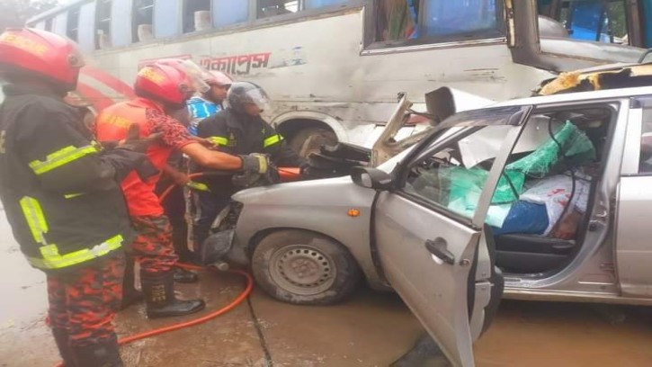 গোবিন্দগঞ্জে বাস-প্রাইভেটকার মুখোমুখি সংঘর্ষে নিহত ২