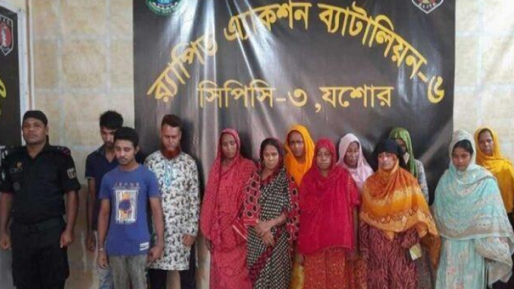 যশোরে র‍্যাবের অভিযানে ভারতীয় প্রসাধনীসহ ১২চোরাকারবারী আটক