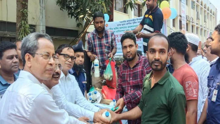 পিরোজপুরে স্বল্পমূল্যে দুধ, ডিম ও মাংস বিক্রয় কার্যক্রম শুরু