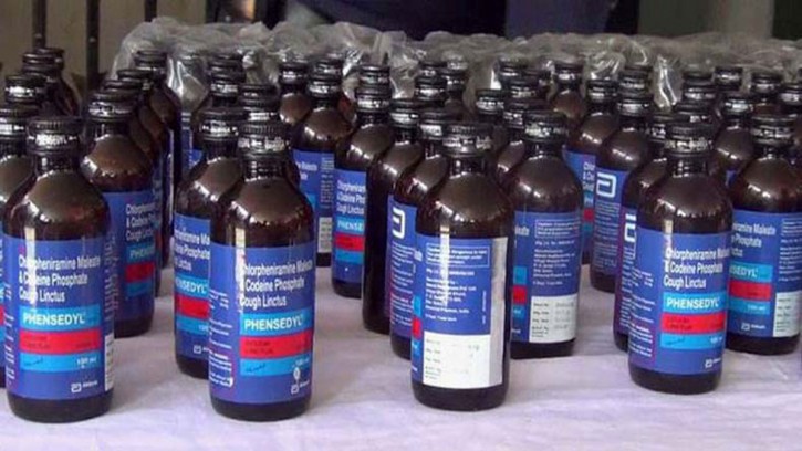 পুটখালি সীমান্ত থেকে ৩৯৬ বোতল ফেনসিডিলসহ দুই মাদককারবারিকে আটক 