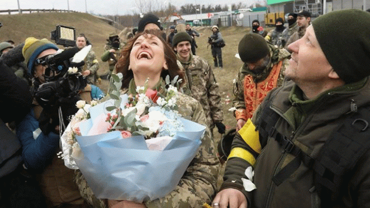 যুদ্ধের মধ্যেও থেমে থাকেনি বিয়ে