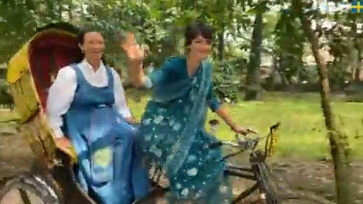 শাড়ি পরা রিকশা চালক সুইডিশ রাষ্ট্রদূত