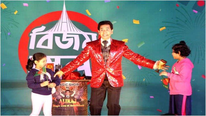 শিশুদের মুগ্ধ করলেন ‘ম্যাজিক আইকন অব বাংলাদেশ’ আলীরাজ