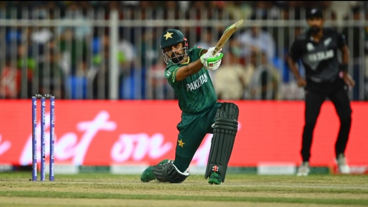 কম সময়ে হাজার রান ছাড়ালেন বাবর আজম