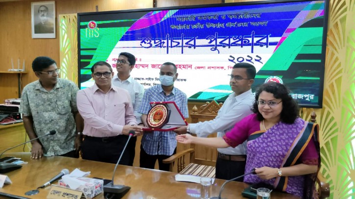 পিরোজপুরে ৬ জনকে শুদ্ধাচার পুরস্কারের চেক তুলে দেন জেলা প্রশাসক