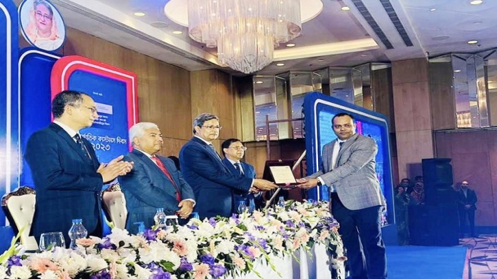 ‘সার্টিফিকেট অব মেরিট’ পেলেন বেনাপোলের যুগ্ম কমিশনার আবদুল রশীদ মিয়া