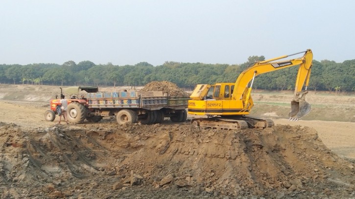শিবগঞ্জে বালু ইজারার নামে ফসলী মাটি উত্তোলন, হুমকিতে বাঁধ-বসতবাড়ি