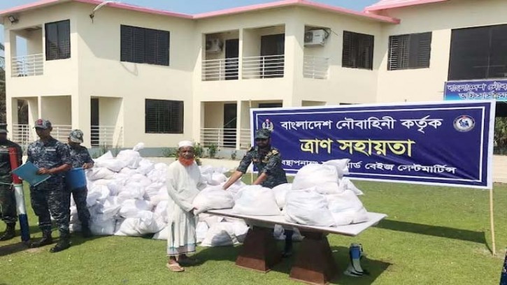 সেন্টমার্টিনে ত্রাণ সামগ্রী বিতরণ করছে নৌবাহিনী