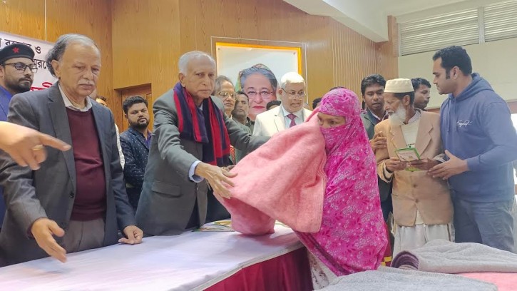 টুঙ্গিপাড়ায় বঙ্গবন্ধু পরিষদের কম্বল বিতরণ উদ্বোধন