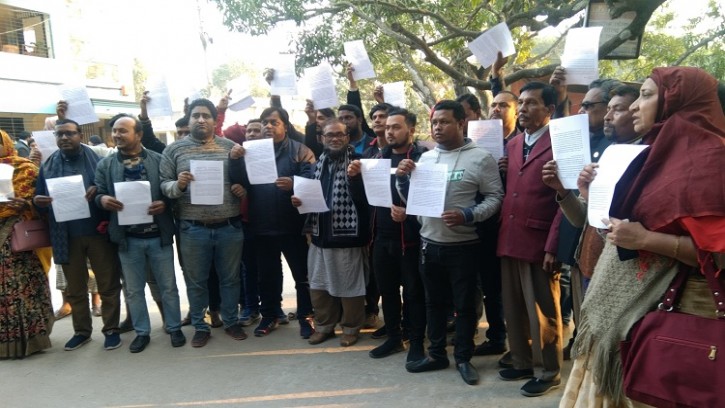 শিবগঞ্জে সাব রেজিস্ট্রার কার্যালয়ে ভুক্তভোগীদের বিক্ষোভ