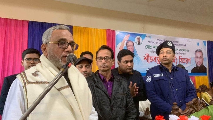 জুড়ীতে ব্যক্তিগত অর্থায়নে কম্বল বিতরণ করলেন পরিবেশমন্ত্রী