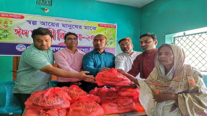 শিবগঞ্জে গৌড় শিবগঞ্জ ম্যাংগো সিটির ঈদ সামগ্রী বিতরণ