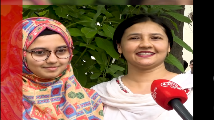 মেডিকেলে  ভর্তি  হয়ে মায়ের স্বপ্ন পূরণ করলো মেয়ে