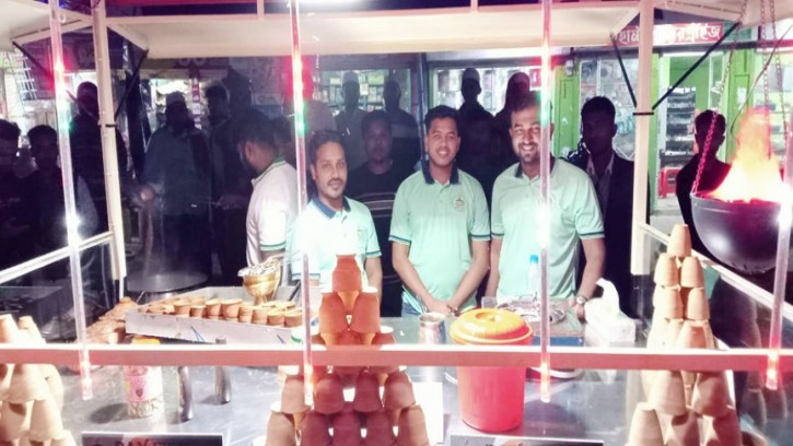 এমবিএ পাস দুই বন্ধু এখন ফুটপাতের চা বিক্রেতা