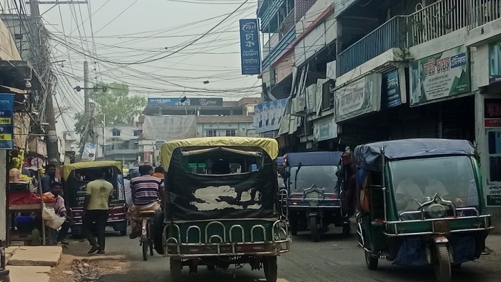  শিবগঞ্জে সর্বত্র যানজটে জনভোগান্তি চরমে, দেখার কেউ নেই