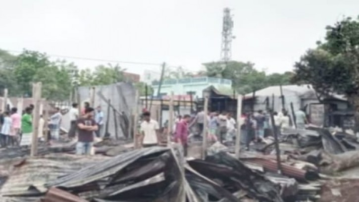 আরিচায় অগ্নিকাণ্ডে বন্দরের  দোকান-পাট, ঘর-বাড়ি ভস্মিভূত