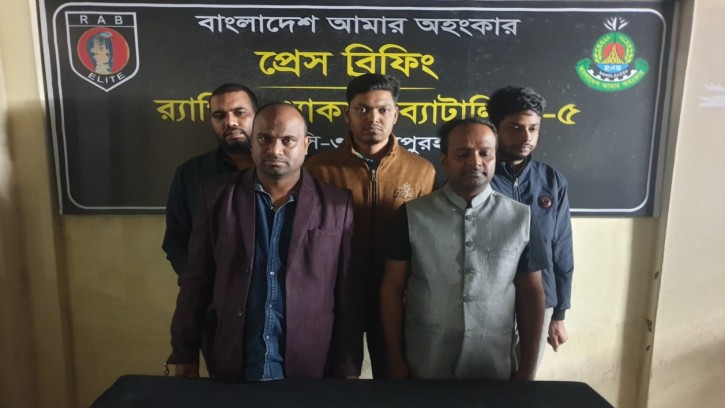 পত্নীতলায় র‌্যাবের হাতে ৫ ভূয়া ডাক্তার গ্রেফতার