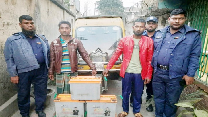 বেনাপোলে চোরাই ইজিবাইক ও ব্যাটারিসহ ২ যুবক গ্রেফতার