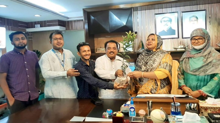চসিক ভারপ্রাপ্ত মেয়রকে গাছের চারা দিয়ে অভিনন্দন নারী ও শিশু ফাউন্ডেশনের