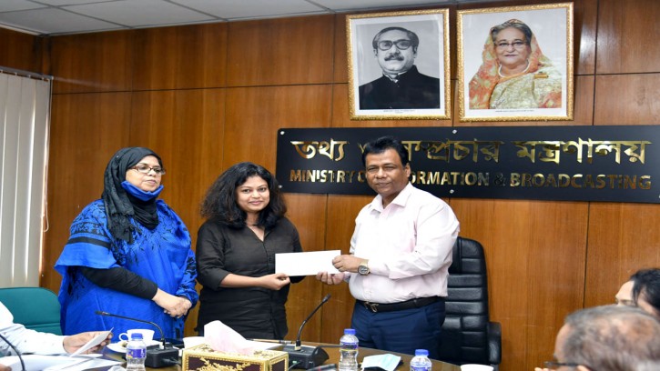 চলচ্চিত্র অনুদান চেক বিতরণ